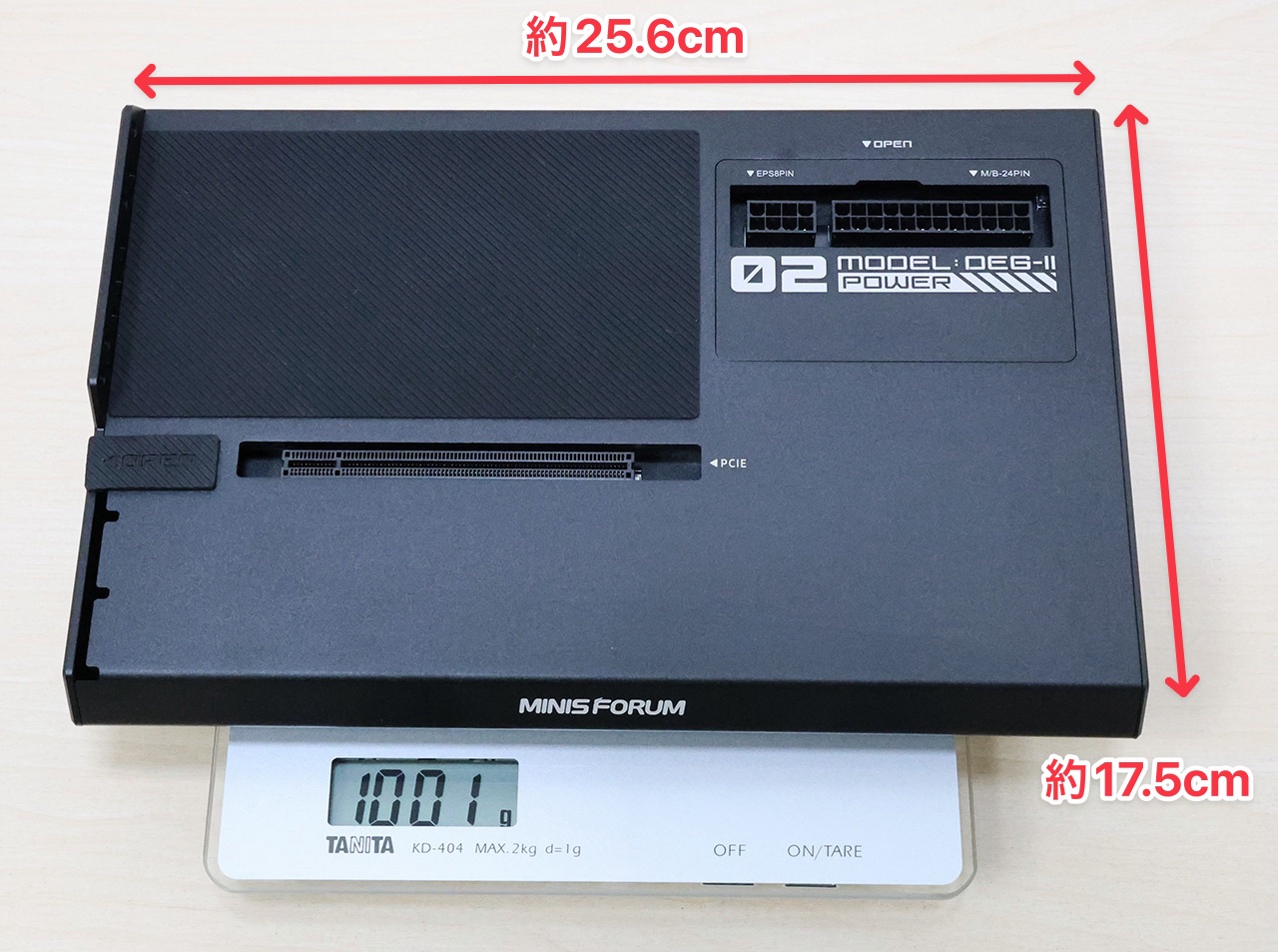 minisforum DEG2のサイズはそれほど大きくない。重さは1kg。ずっしりして安定感あり。